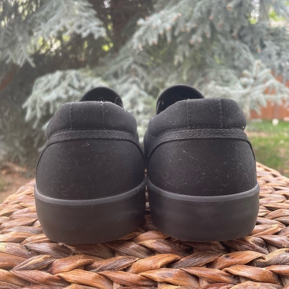 NEW Lugz Men’s Slip Resistant Clipper Slip-On. Black on Black Canvas Sneaker - Picture 4 of 8